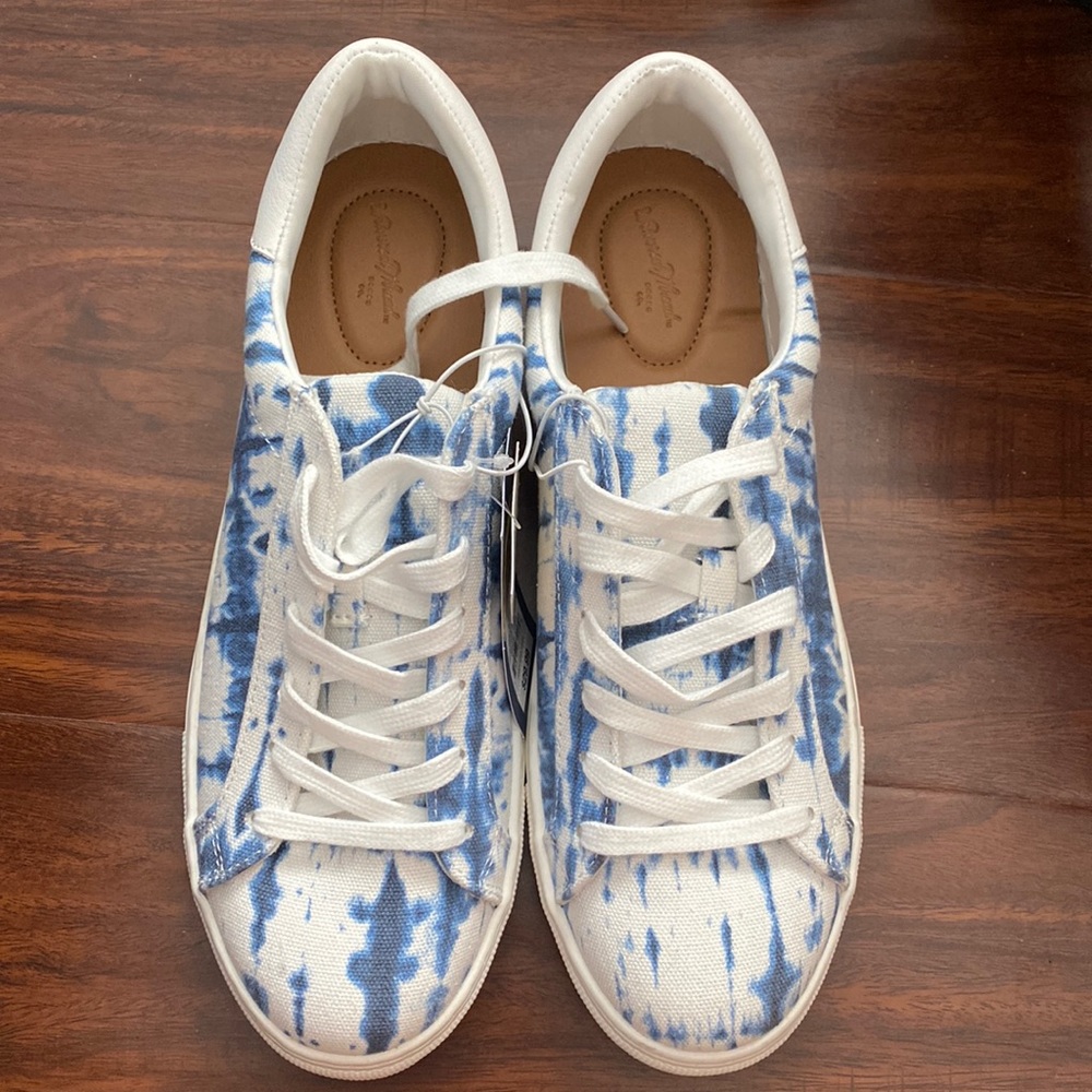 Sneaker shoes